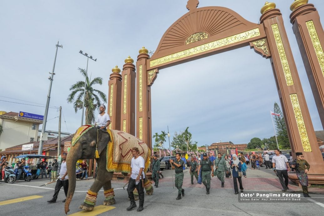 东（已签）:吉兰丹特有的头巾“Setangan Getam Budu”，正式被列为吉兰丹州遗产。
