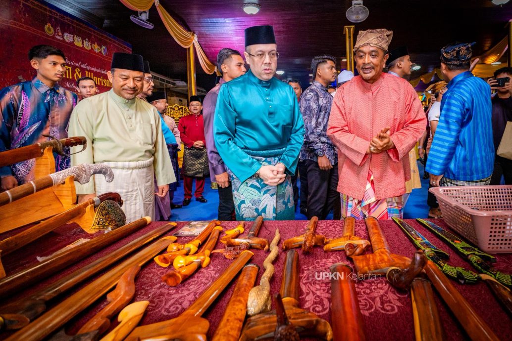 东（已签）:吉兰丹特有的头巾“Setangan Getam Budu”，正式被列为吉兰丹州遗产。