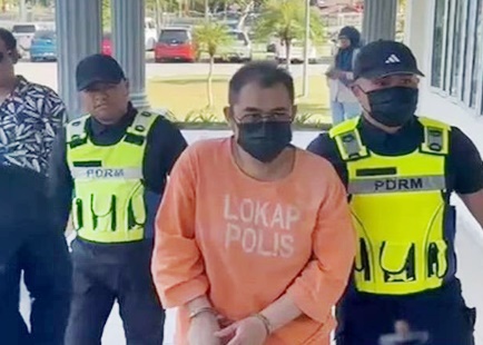 东(已签):宗教私塾校长被控性侵一名男学生及持有淫秽图片。