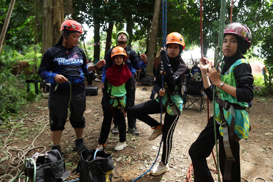 东(已签):当大多数儿童和青少年更热衷于玩网络游戏或沉迷电子设备时,3名年龄介于11至14岁的孩子却选择将沿绳攀树这项极限运动作为爱好。