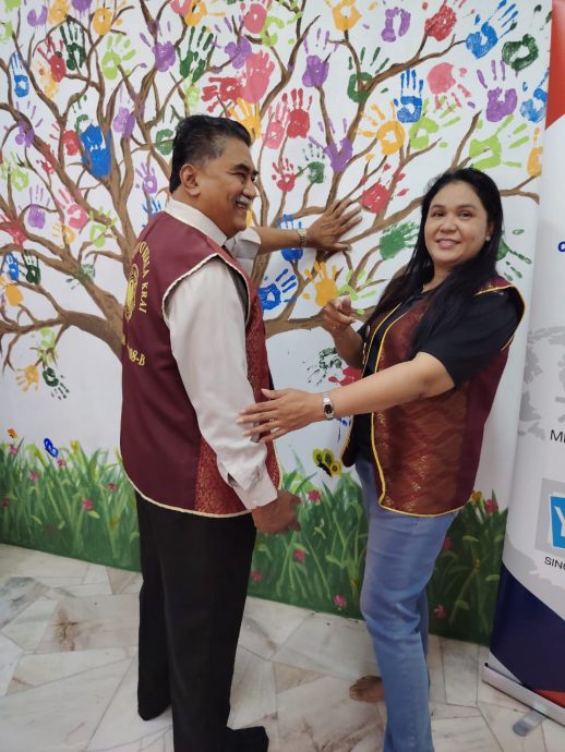 东(已签):瓜拉吉赖狮子会与当地残障儿童中心联办系列配合国庆日的活动。