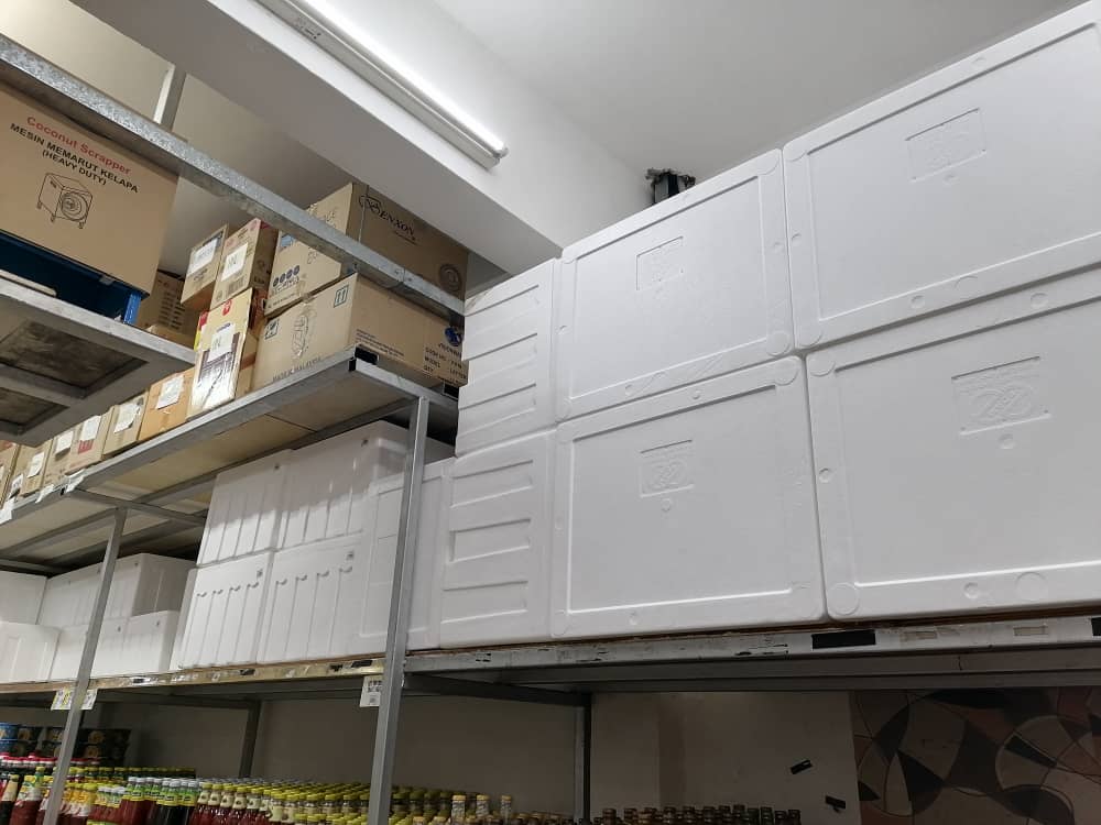 东：7月落实至今仍有商贩用保丽龙饭盒，沈春祥促超市及供应商停止进货。