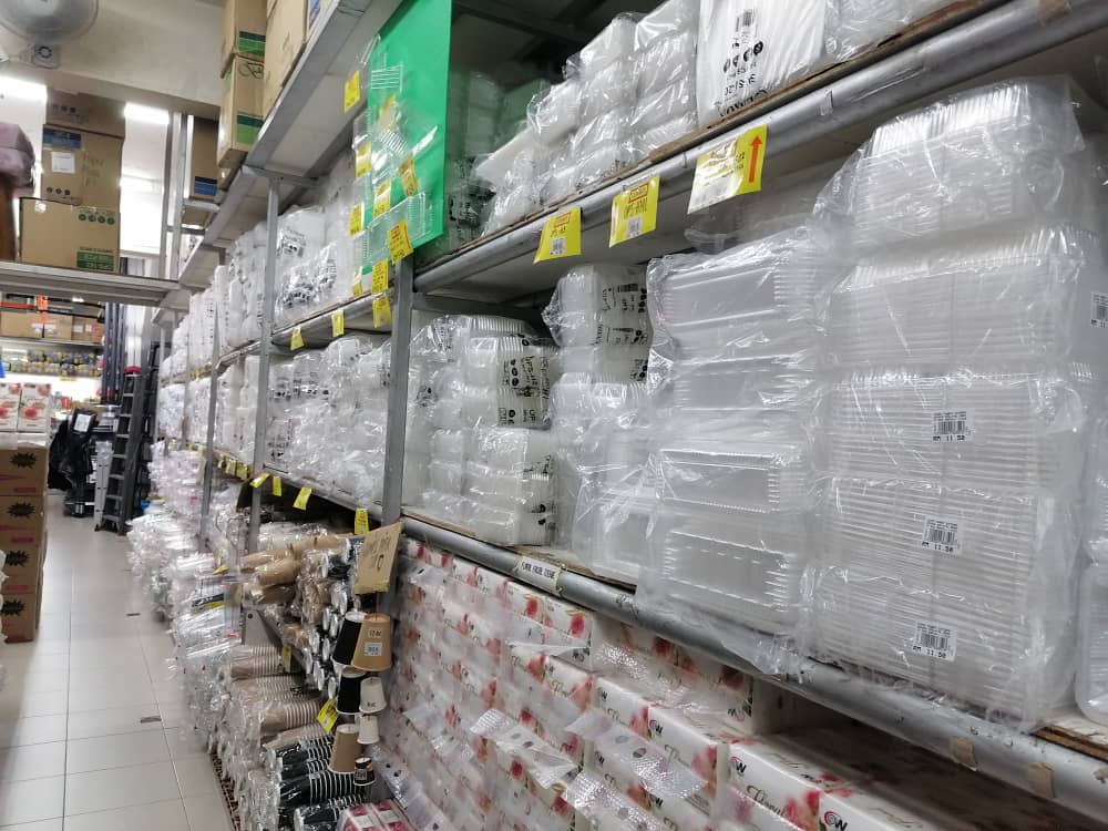 东：7月落实至今仍有商贩用保丽龙饭盒，沈春祥促超市及供应商停止进货。