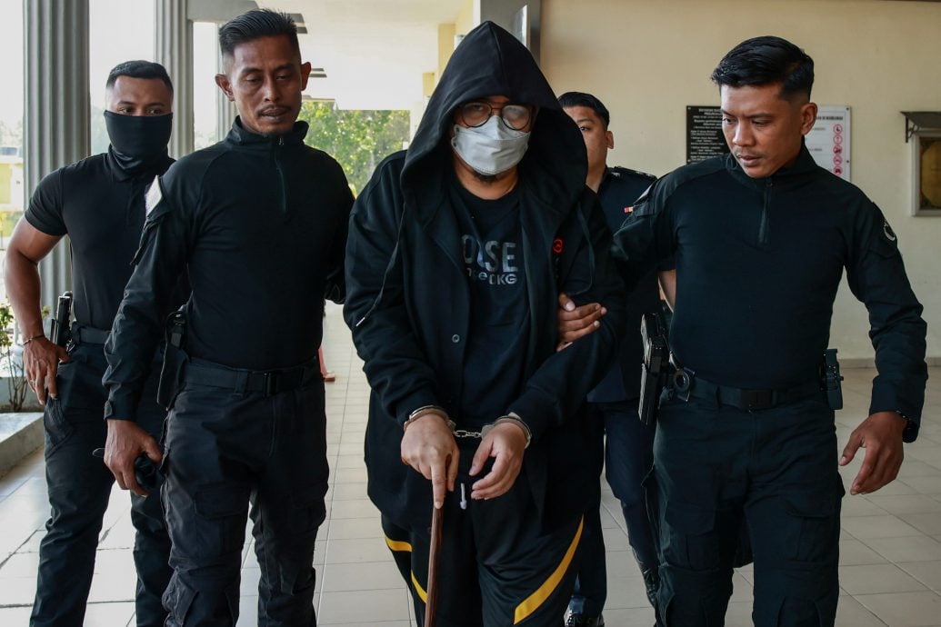 东：一名宗教私塾的校长今日再次在巴西马地庭被控6项性侵一名14岁男学生的罪名。