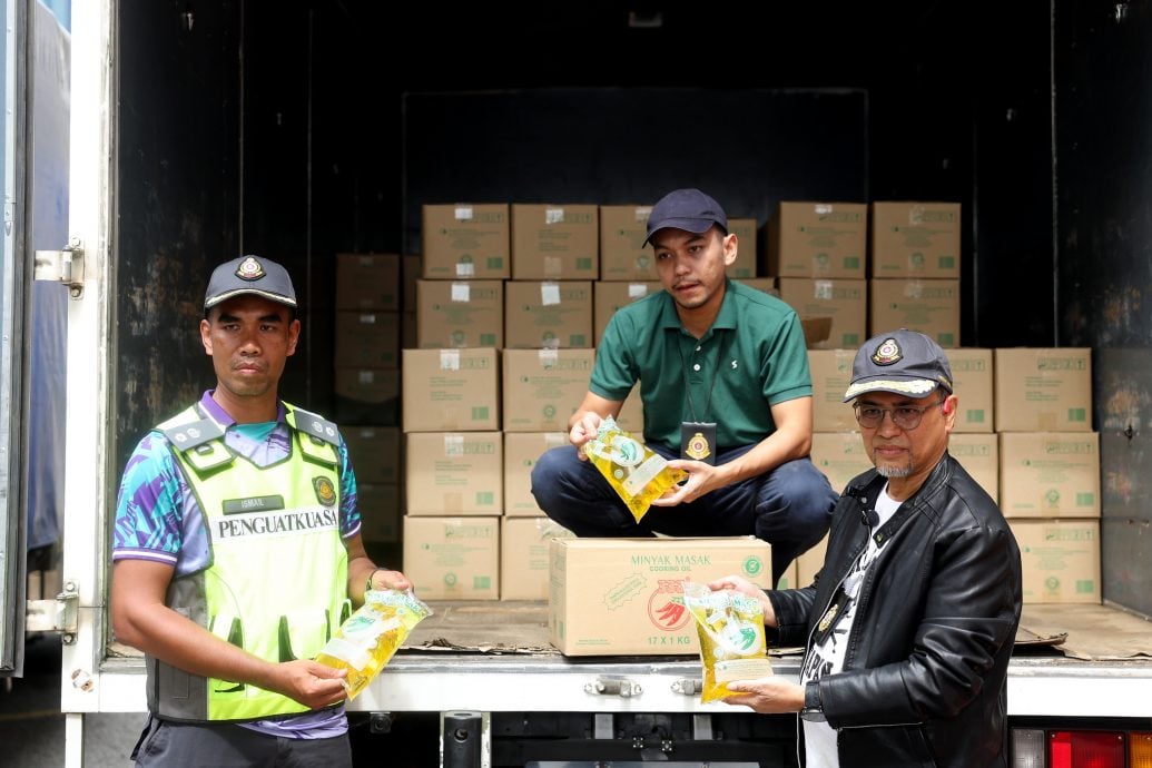 东:丹州国内贸易及生活成本局昨日在水警部队的配合下展开行动,扣留了8人,包括2名执 法人员,涉嫌参与一个走私1万1050公斤津贴食油的集团。