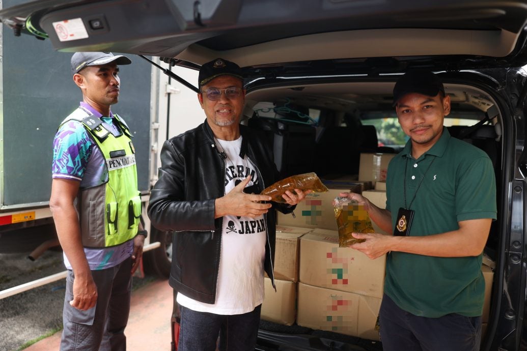 东:丹州国内贸易及生活成本局昨日在水警部队的配合下展开行动,扣留了8人,包括2名执 法人员,涉嫌参与一个走私1万1050公斤津贴食油的集团。