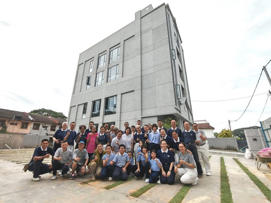 东：佛教慈济吉兰丹支会  在即将竣工的静思堂举办植草日，携手美化静思堂周边环境。