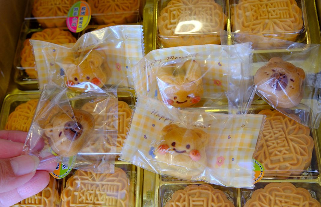 东:卡通造型月饼抢滩