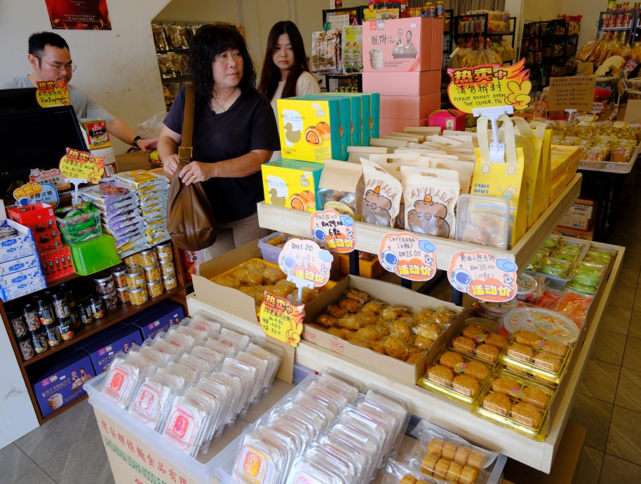 东:卡通造型月饼抢滩