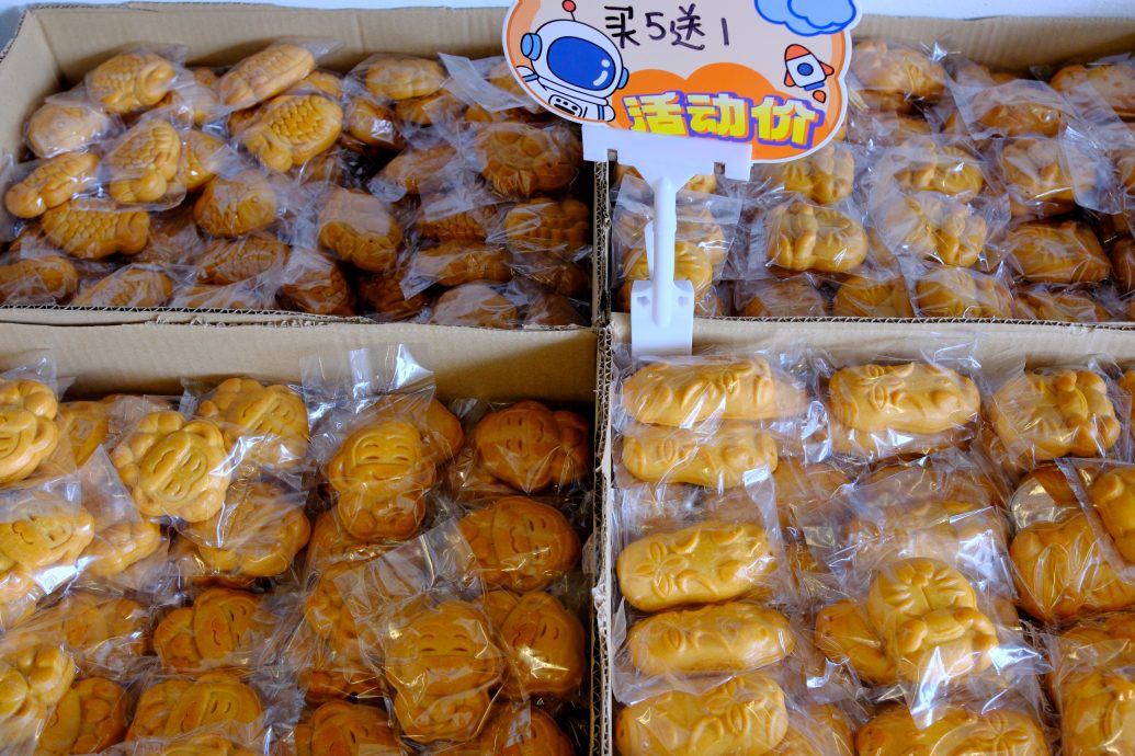 东:卡通造型月饼抢滩