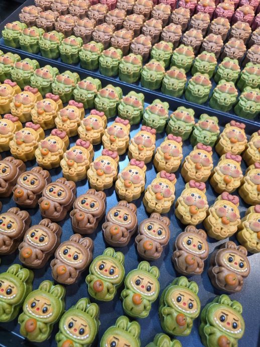 东:卡通造型月饼抢滩