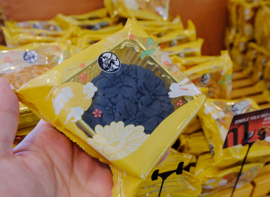 东:卡通造型月饼抢滩