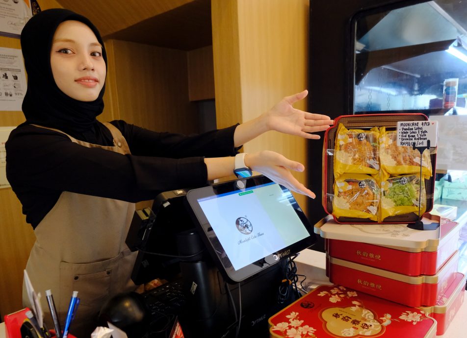 东:卡通造型月饼抢滩