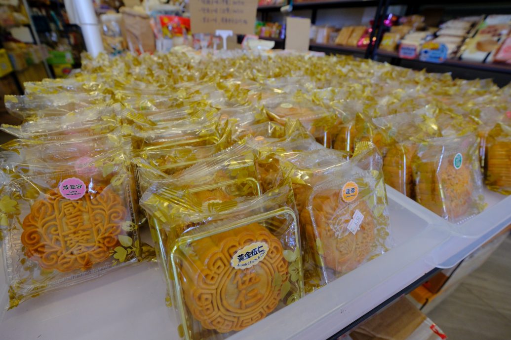 东:卡通造型月饼抢滩