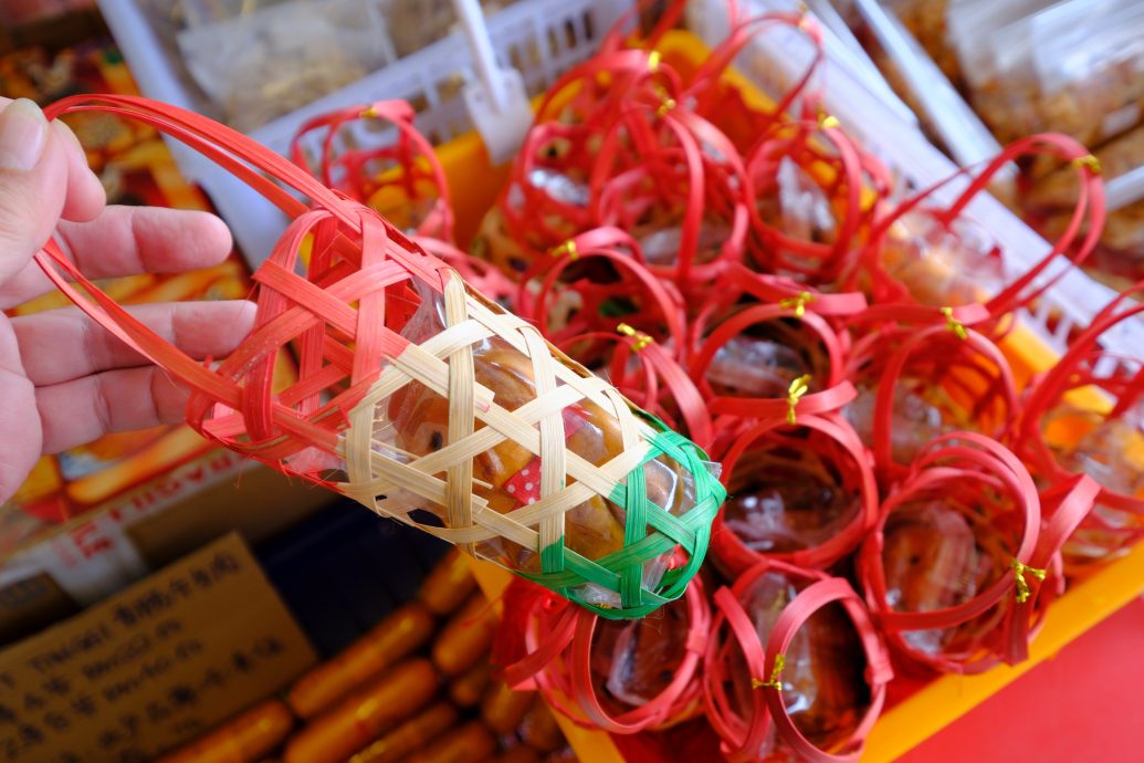 东:卡通造型月饼抢滩