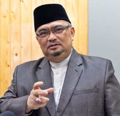 东：吉兰丹副州务大臣拿督莫哈末法德里今日宣布，虽然下个星期一和星期二是丹州苏丹莫哈末五世殿下华诞庆典的公假（9月29及30日），不过，这之前的星期日（9月28日），并没有额外的公共假期给予丹州民。