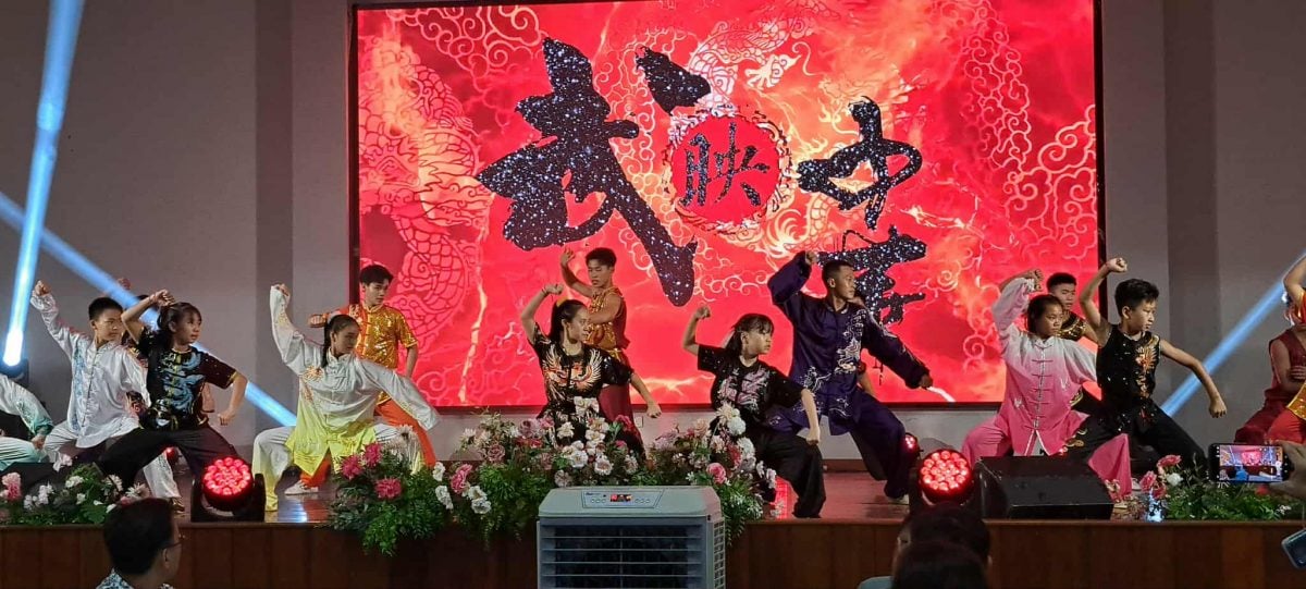 东：哥市中华中小学董事长赖德城认为，学校不仅是学习知识的地方，更是守护与传承中华文化的重要阵地。学生在校园中接触并体验中华文化,能让其他们并心中扎根，并延续传承。