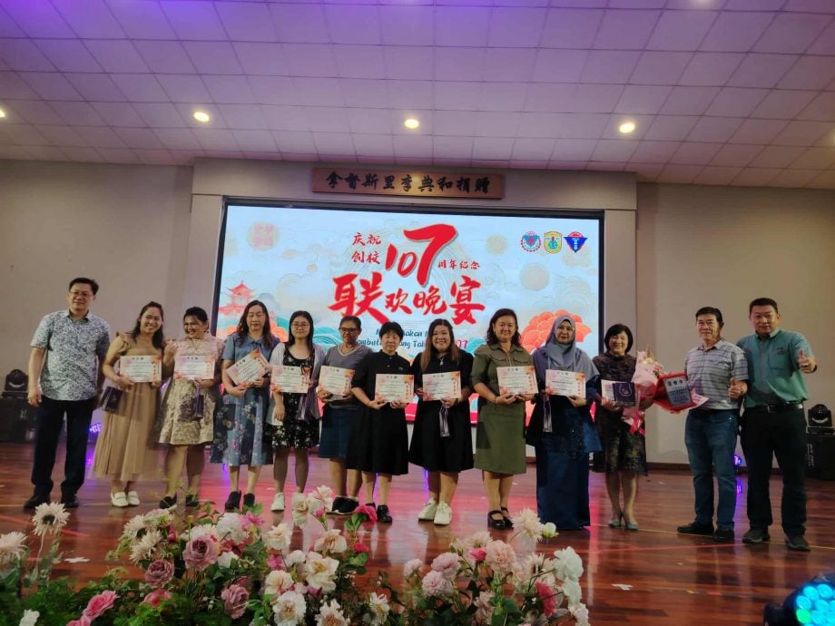 东：哥市中华中小学董事长赖德城认为，学校不仅是学习知识的地方，更是守护与传承中华文化的重要阵地。学生在校园中接触并体验中华文化,能让其他们并心中扎根，并延续传承。