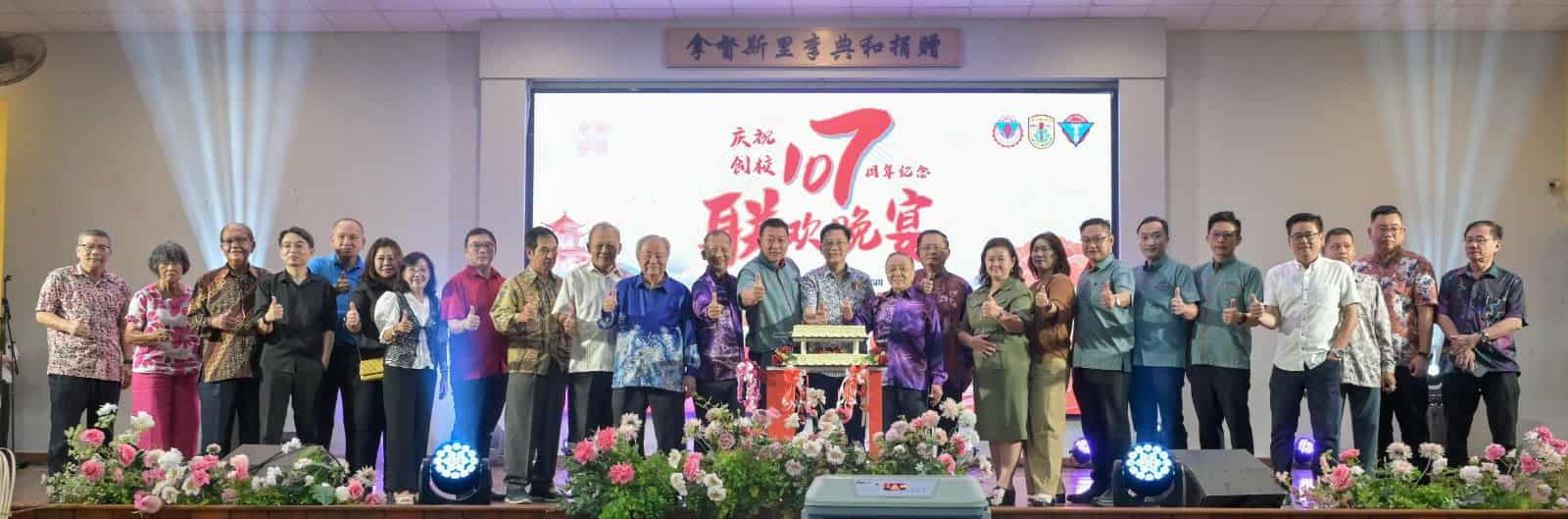 东：哥市中华中小学董事长赖德城认为，学校不仅是学习知识的地方，更是守护与传承中华文化的重要阵地。学生在校园中接触并体验中华文化,能让其他们并心中扎根，并延续传承。