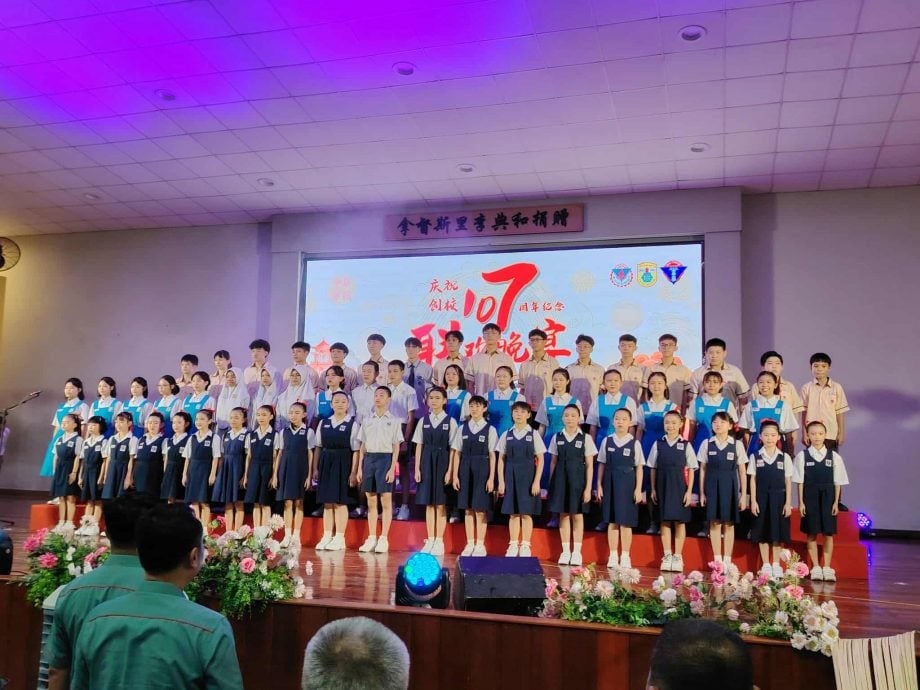 东：哥市中华中小学董事长赖德城认为，学校不仅是学习知识的地方，更是守护与传承中华文化的重要阵地。学生在校园中接触并体验中华文化,能让其他们并心中扎根，并延续传承。