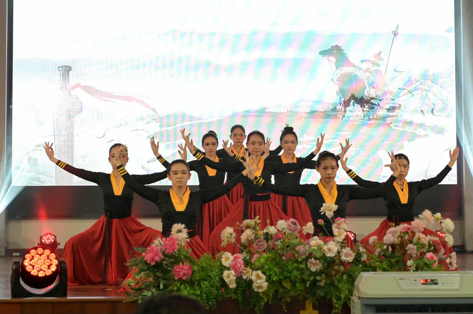 东：哥市中华中小学董事长赖德城认为，学校不仅是学习知识的地方，更是守护与传承中华文化的重要阵地。学生在校园中接触并体验中华文化,能让其他们并心中扎根，并延续传承。