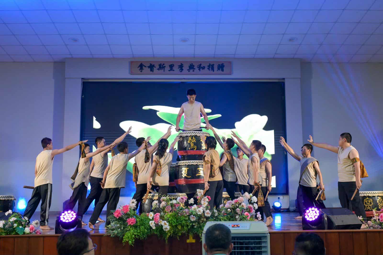 东：哥市中华中小学董事长赖德城认为，学校不仅是学习知识的地方，更是守护与传承中华文化的重要阵地。学生在校园中接触并体验中华文化,能让其他们并心中扎根，并延续传承。