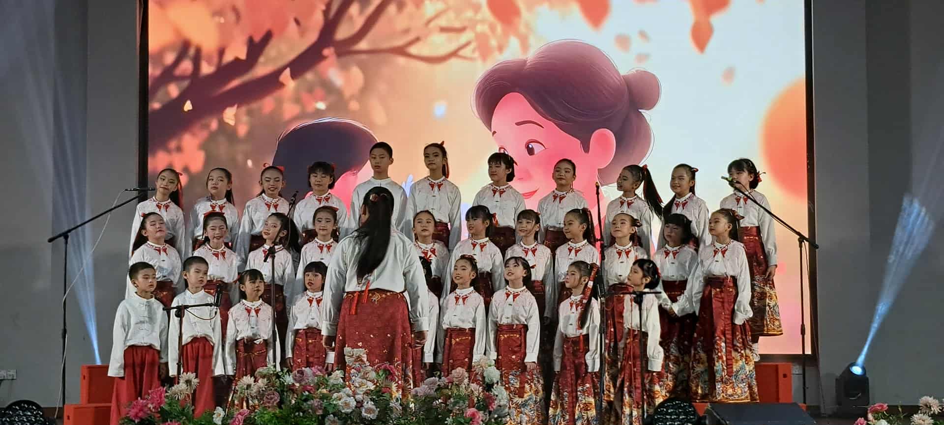 东：哥市中华中小学董事长赖德城认为，学校不仅是学习知识的地方，更是守护与传承中华文化的重要阵地。学生在校园中接触并体验中华文化,能让其他们并心中扎根，并延续传承。