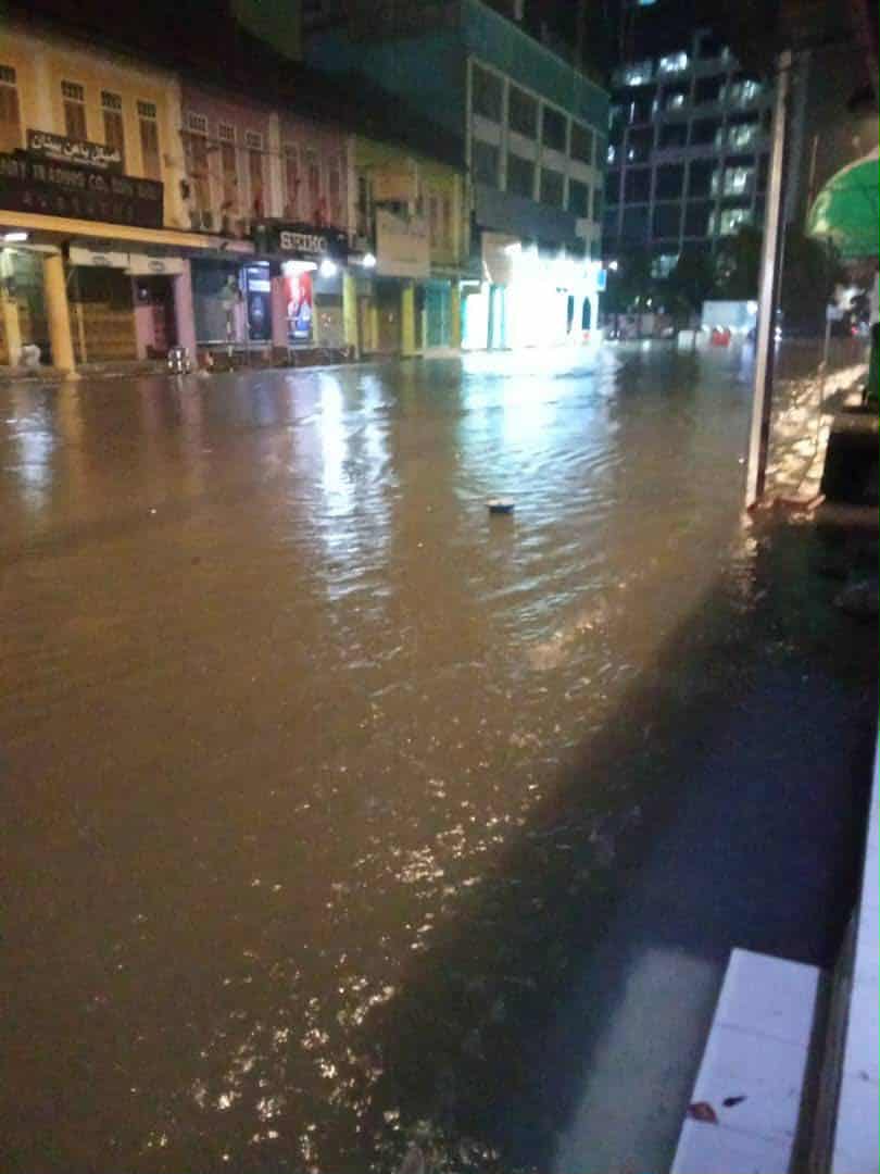 东:哥打峇鲁市区医生路与拿督巴迪路一雨成灾,排水问题亟待解决。