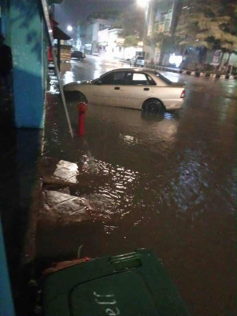 东:哥打峇鲁市区医生路与拿督巴迪路一雨成灾,排水问题亟待解决。