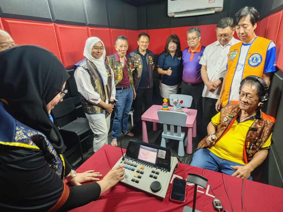 东：国际狮子会马来西亚308B1区第一分区属下的哥打峇鲁市世纪狮子会，今日在Hear Care KB Company举行了“听力中心”的推介礼，正式启用由狮子会全权赞助的听力公益活动。