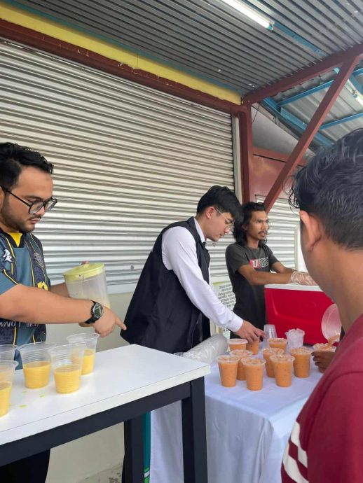 东:大马民主阵线(MUDA)配合国庆月联合志愿者在哥打峇鲁市内举行了国旗派发活动。