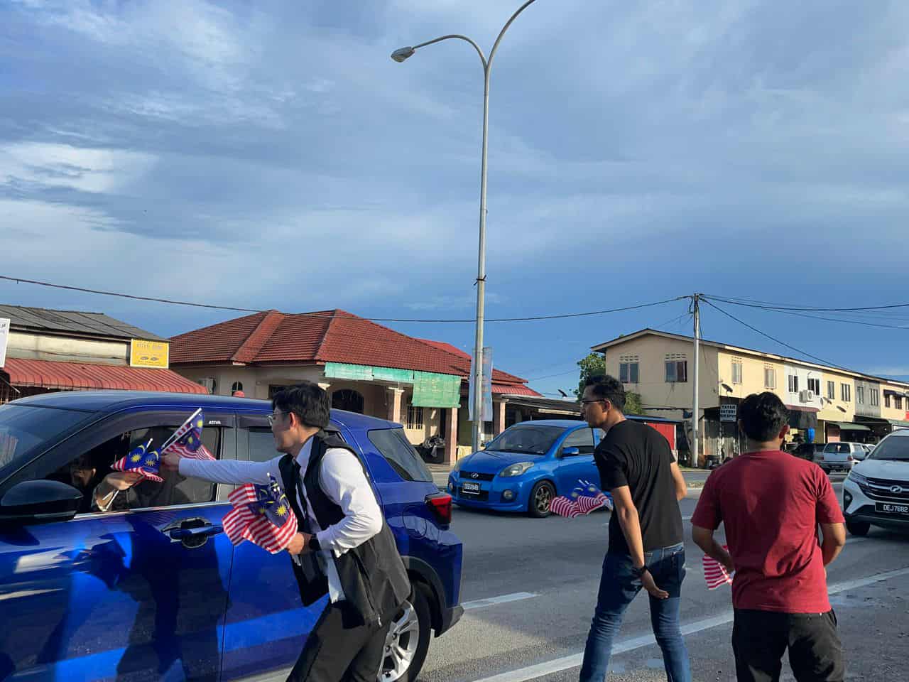 东:大马民主阵线(MUDA)配合国庆月联合志愿者在哥打峇鲁市内举行了国旗派发活动。
