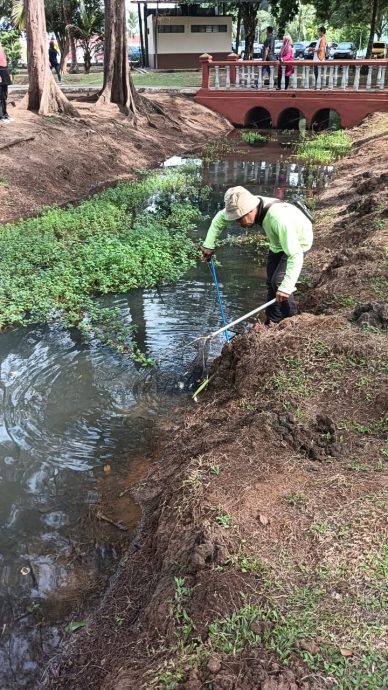 东：已签发：关丹哥罗乐公园惊现大批鱼只集体死亡，晨跑者驻足围观，员工紧急划船打捞。