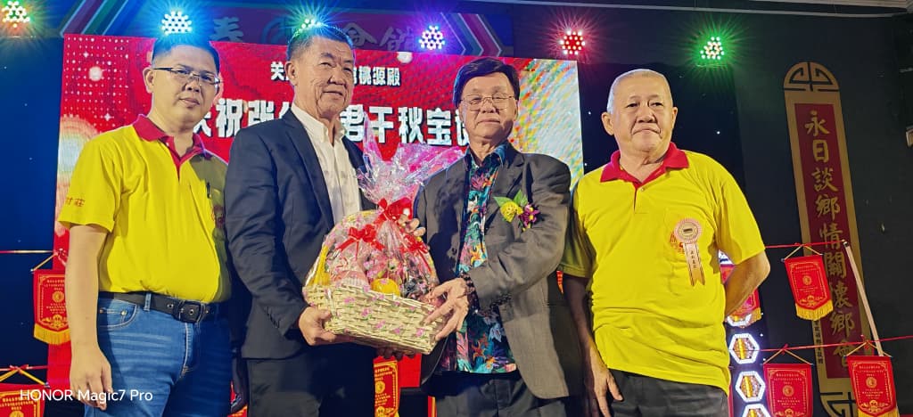 东:已签发:华总永久名誉会长丹斯里方天兴希望今后,能够获得我国政府考虑,与国际同步设立国家级别的二战纪念活动