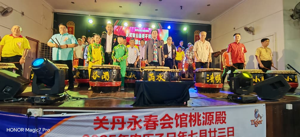 东:已签发:华总永久名誉会长丹斯里方天兴希望今后,能够获得我国政府考虑,与国际同步设立国家级别的二战纪念活动