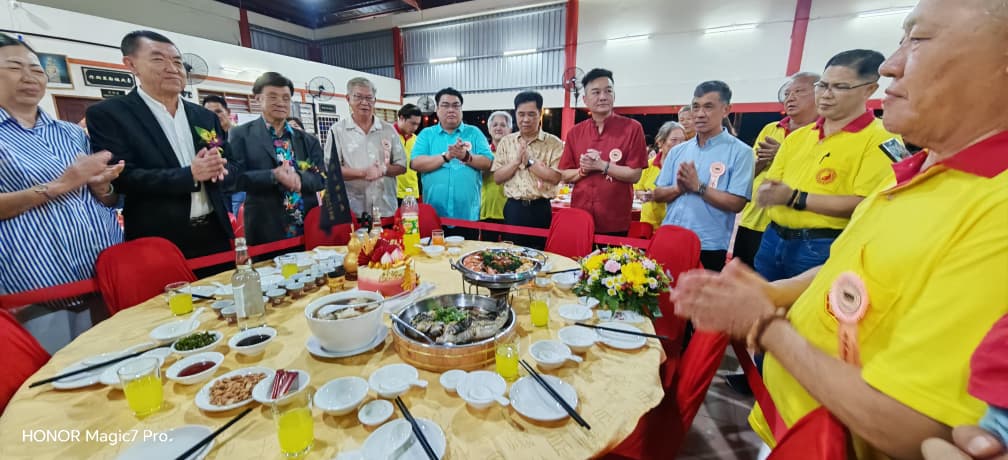 东:已签发:华总永久名誉会长丹斯里方天兴希望今后,能够获得我国政府考虑,与国际同步设立国家级别的二战纪念活动