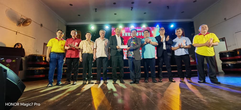 东:已签发:华总永久名誉会长丹斯里方天兴希望今后,能够获得我国政府考虑,与国际同步设立国家级别的二战纪念活动