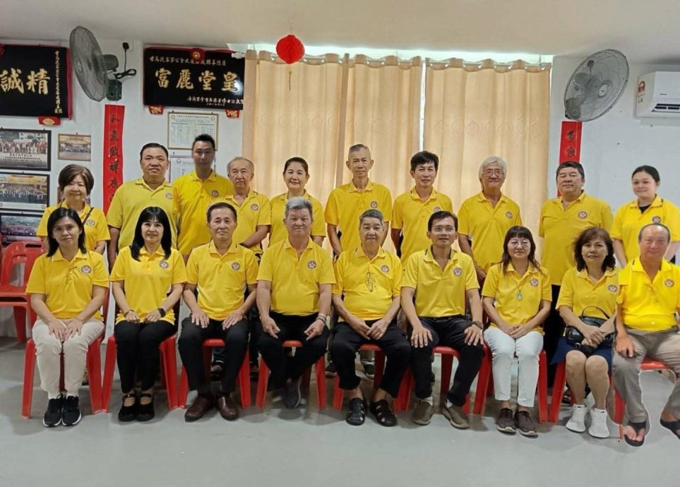 东：已签发：甘马挽客家公会为欢庆17周年，特举办义卖会、儿童歌唱比赛以及填色比赛。