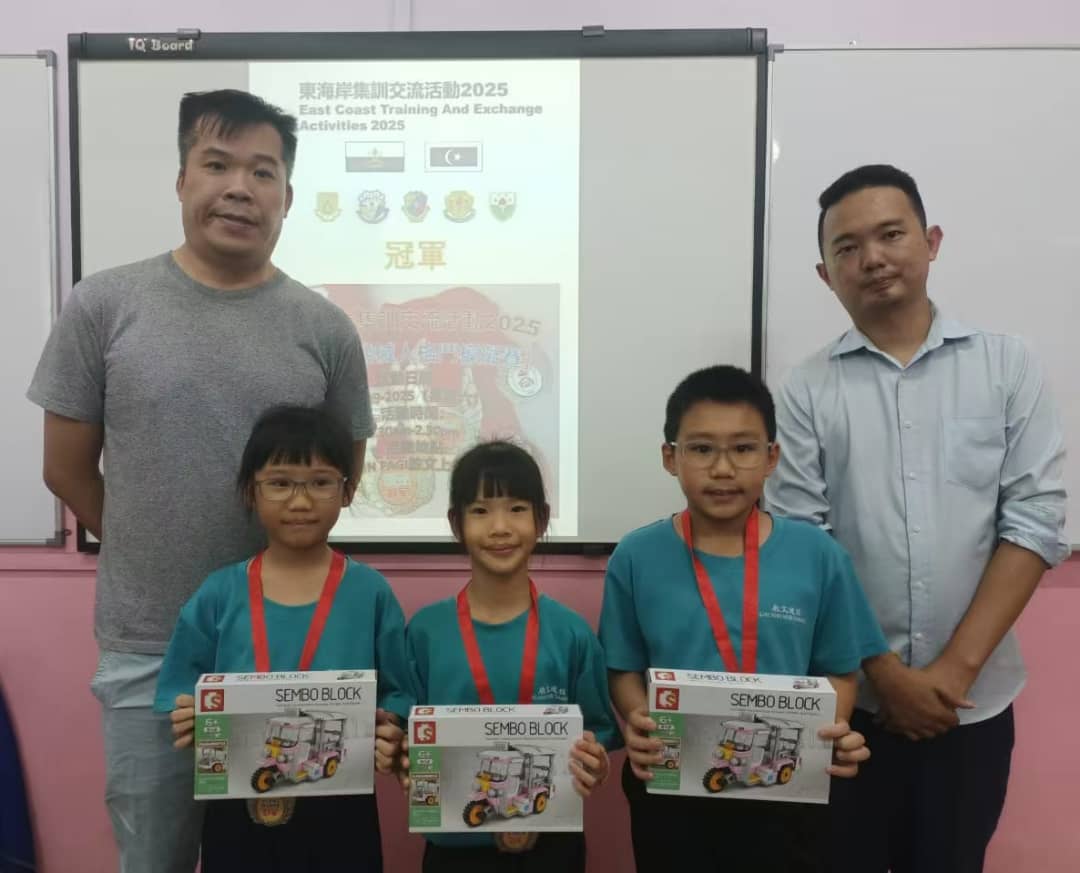 东：已签发：甘马挽挽华华小智能机械博士队在2025年格斗机器人模拟赛中表现出色，勇夺亚军。