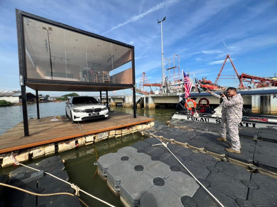 东：已签发：社交媒体网红违法搭建浮动平台并停放轿车进行海上拍摄，遭登州大马海事执法机构逮捕，两艘船只及平台一并被扣押