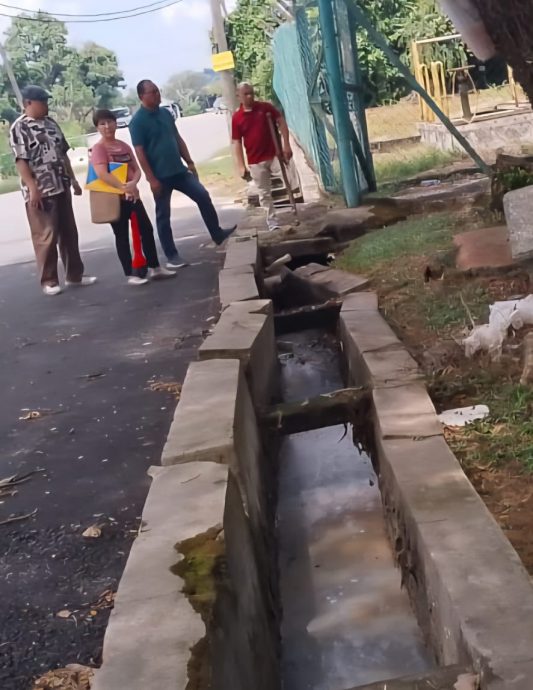 东:已签发:米昔拉州议员拿督安丹苏拉到武吉士东阁,巡视居民的民生投诉,并已向相关单位反映问题