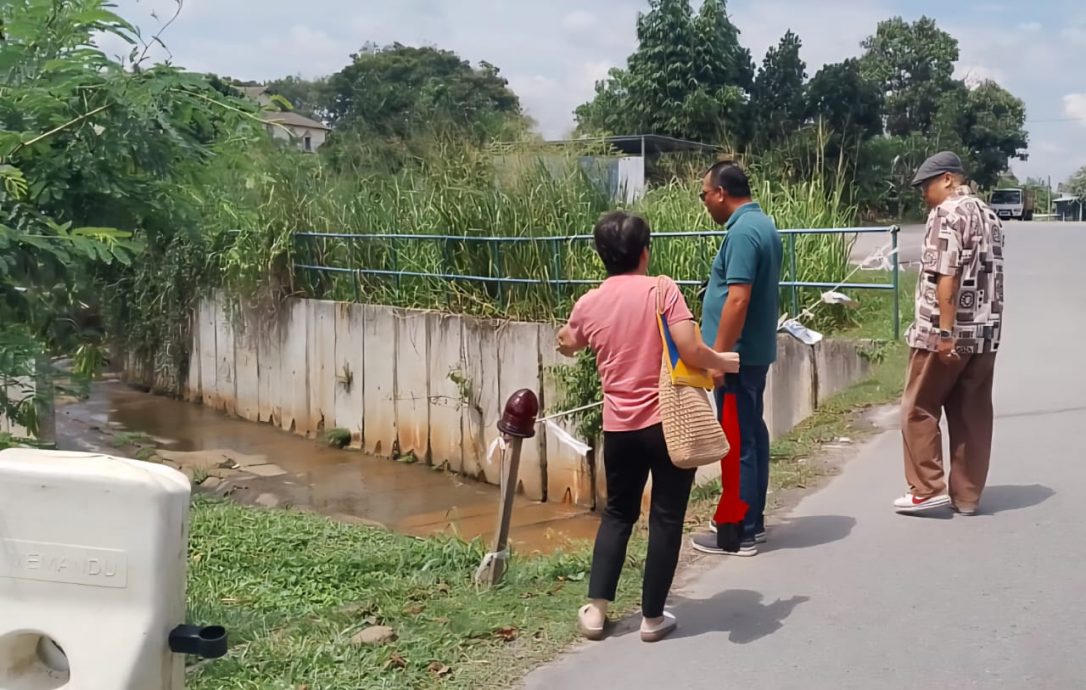 东:已签发:米昔拉州议员拿督安丹苏拉到武吉士东阁,巡视居民的民生投诉,并已向相关单位反映问题