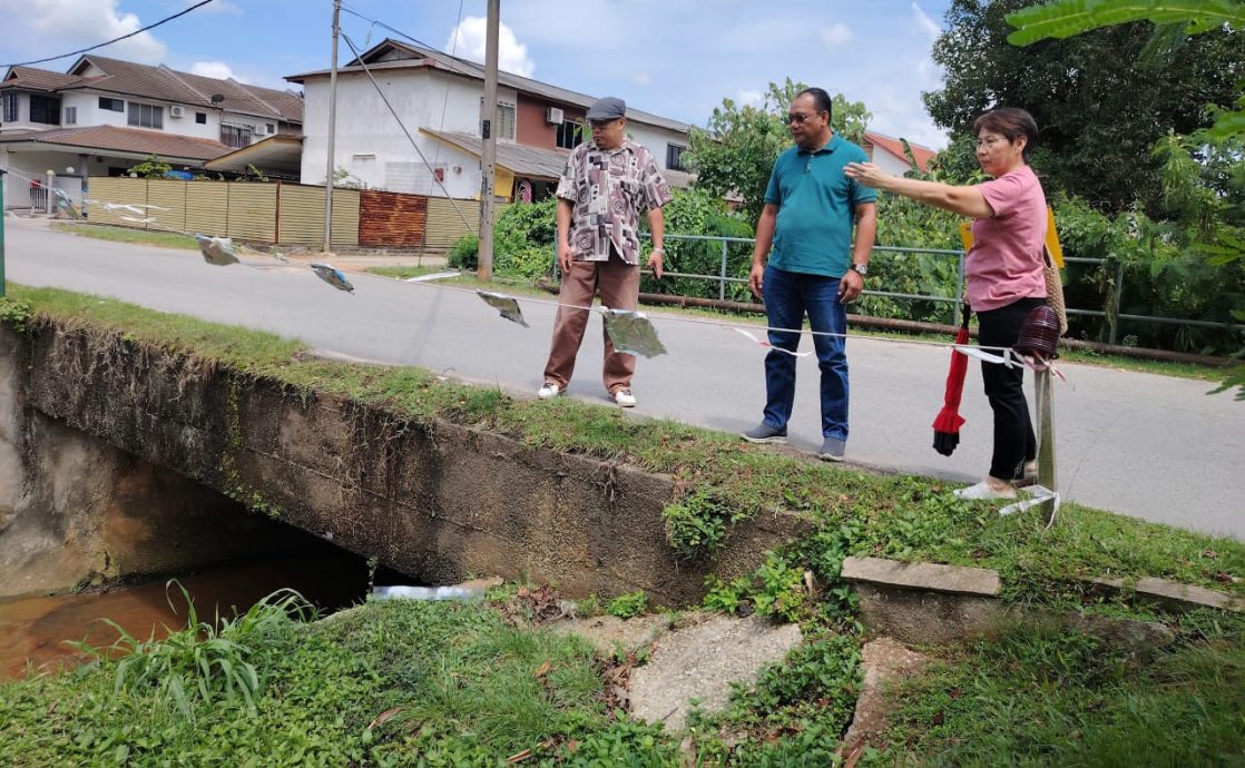 东:已签发:米昔拉州议员拿督安丹苏拉到武吉士东阁,巡视居民的民生投诉,并已向相关单位反映问题