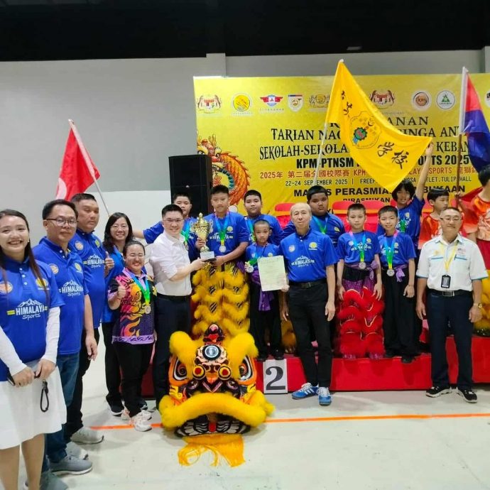 东:巴西马育英华小醒狮团参加“2025年第二届全国校际 KPM-PTNSM HIMALAYA SPORTS 龙狮锦标赛”,在小学组传统南狮规定套路项目勇夺全国亚军!