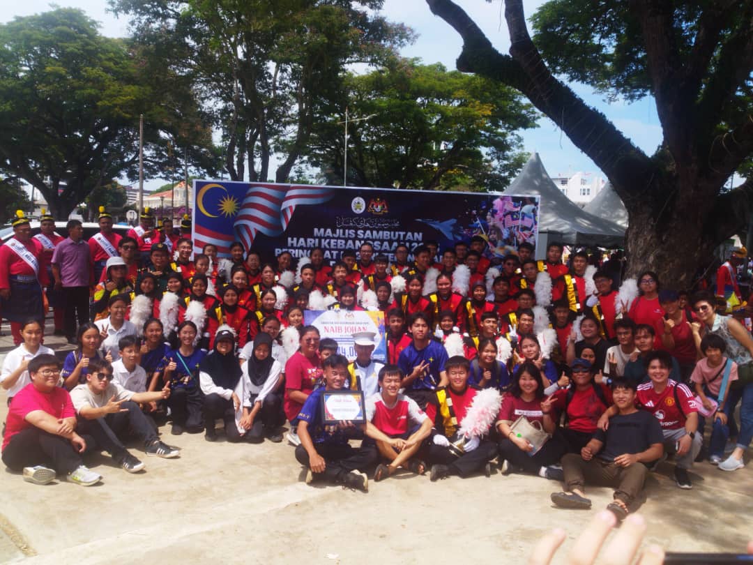 东：年轻人版：中华维新国民型中学铜乐队参与今年登州国庆庆典游行荣获亚军。