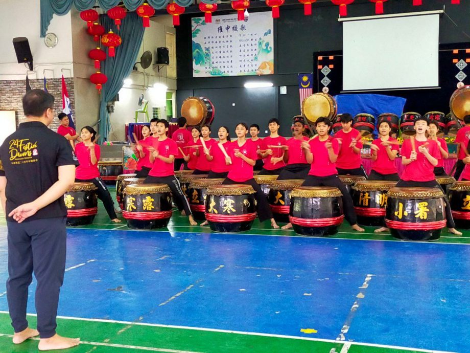 东：年轻人：中华维新国民型中学与 Drum Hood 联办三日二十四节令鼓集训营