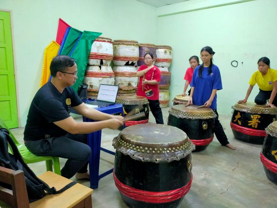 东：年轻人：中华维新国民型中学与 Drum Hood 联办三日二十四节令鼓集训营