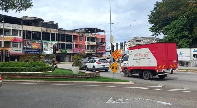 东:文德甲中华小学对面交通灯时常雨后失修,市议员商家呼吁工程局关注提升