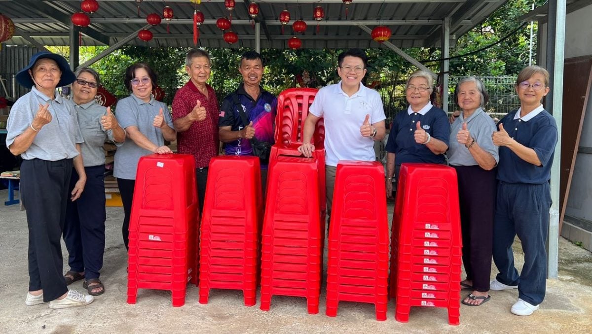 东:李政贤赞助50张新椅子给地里望慈济环保站