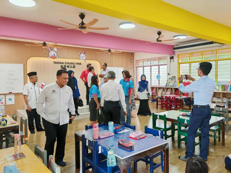 东：来自全国各州的教育局官员莅临哥市中华幼儿园参观，并对中华幼儿园今年新开办的5岁班给予高度评价。